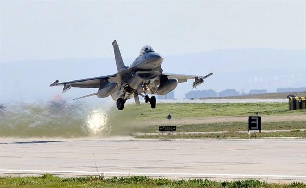 29 Eyl�l 1995, Ankara - Kazan -   Ak�nc� �ss�'nden e�itim i�in havalanan u�ak Ankara'n�n Kazan il�esine ba�l� Fethiye K�y� yak�nlar�nda motor ar�zas� nedeniyle d��t�. Pilot para��tle atlayarak kazadan sa� kurtuldu.