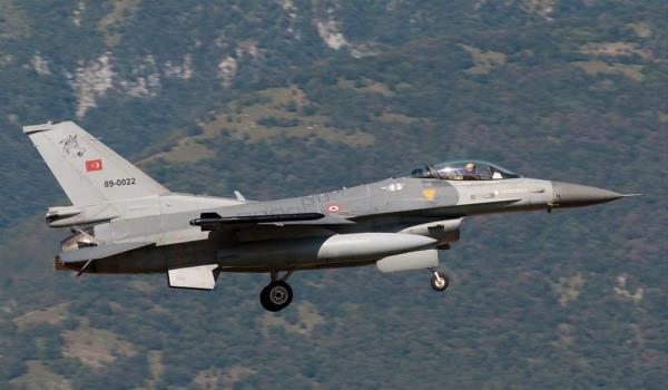 25 Eyl�l 2001, Ankara - Ak�nc� -   E�itimden u�ak Ak�nc� Meydan�'na ini�i s�ras�nda frenleri tutmayarak pistten ��kt�.