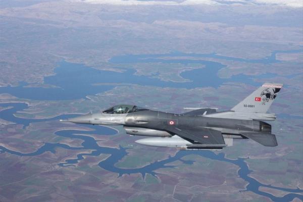 27 Nisan 1993, Ankara - G�d�l -   Gece e�itim u�u�u s�ras�nda iki F-16C, saat 23.30 s�ralar�nda Ankara'n�n G�d�l il�esi yak�nlar�nda kanatlar�n birbirine s�rt�nmesi sonucu havada �arp��t�. U�aklardan biri infilak etti di�eri hafif hasarl� olarak Ak�nc� �ss�'ne ula�may� ba�ard�. D��en u�aktaki pilot, para��tle atlayarak kazadan sa� kurtuldu.