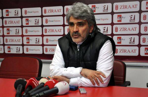 BLENT KARPAT: 'Uur, sadan orta geldi vurdun gol oldu, gol nasl oldu?' UUR TTNEKER: 'Aynen le oldu aabey'