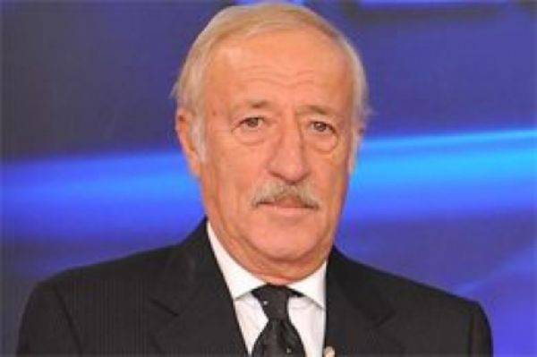 ZYA ENGL: 'Galiba ben Trke anlamyorum, zrlym bu konuda.' TURGAY ENER: 'Eeee, o zaman ngilizce anlat. ZYA ENGL: 'talyanca alyorum.'