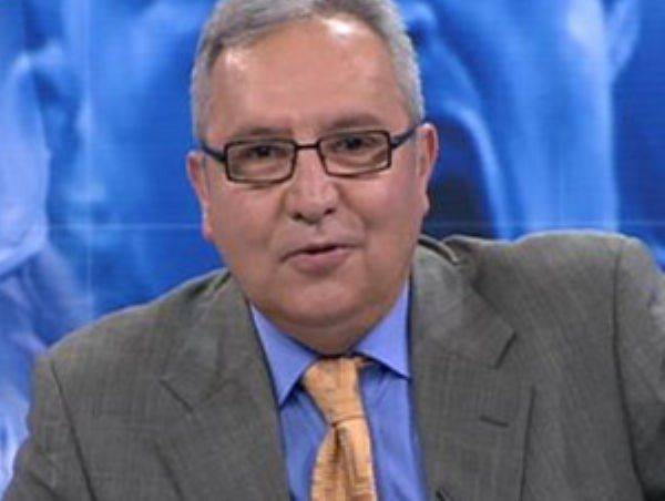 LKER YASN 'Bu akam deerli konuklarmzn yannda ok daha deerli iki konuumuz var.'