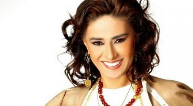 Hem karanlktan hem de yalnz kalmaktan korkan arkc, arklarn spot klar altnda yazdn ve geceleri uyurken klar ak braktn aklad. Ayrca kz yannda olmad zaman evine herhangi bir yaknn ardn da belirtti.