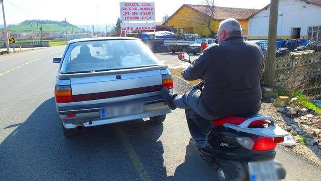 Yakt yznden yolda kalan ve kendisinden yardm isteyen ara srclerinin imdadna yetien Emin Krba, yolda kalan araca ayan dayayp, akaryakt istasyonuna iterek gtryor.