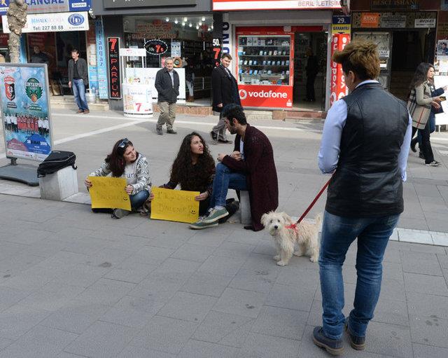 Uak niversitesi rencisi iki kz arkada, kentin ilek caddelerinden birinde "1 TL'ye dert dinlenir" yazsyla "mteri" ekmeye ve talep edenlerin derdine derman olmaya alyor.