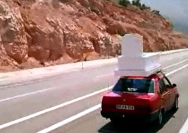 Malatya-Adyaman Karayolu'nun Suat mevkiin de seyir halindeki bir aratan ekilen grntde, bir otomobilin zerine yerletirilerek tanan mermer mezar grenleri artt.