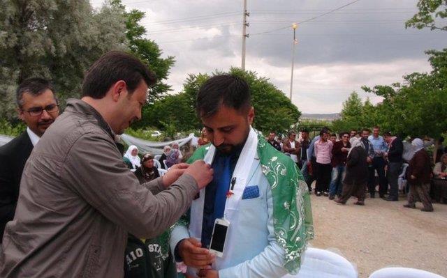 Dne gelen arkadalar damada altn ya da para yerine iphone telefon takt. Damada taklan iphone telefon saysnn 10'u bulmas herkesi artt.