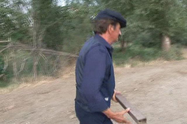 Suehri ile merkezine 12 kilometre uzaklkta bulunan 15 haneli Kkgzel kynn muhtar Mehmet Kele, kyde yaayanlarn huzur ve gvenlii iin ilgin bir uygulama balatt. Klkaya Baraj Gl kysnda alkol aldktan sonra arala dnenlerin kyden geen stabilize yolu kullanrken ky sakinlerine rahatszlk vermesi zerine Kele, yolu akamlar kapatmak iin demir bariyer yaptrd.