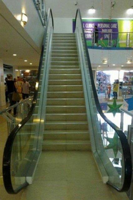 Bu Da Yrmeyen Merdiven! Teknolojideki ba dndren deiim Trkiye'ye en ok fotoraf ve video alannda yansd. ou zaman kurguya bile gerek kalmad, zaten memlekette birok ey kendiliinden insan gldryordu. Yazm hatalarndan kameral cep telefonlaryla defile defile gezen delikanllara 2000'li yllardan bugnlere Trkiye'nin hal-i pr melali...