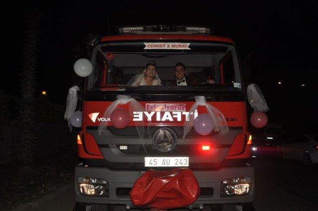 Manisa Bykehir Belediyesi Turgutlu tfaiye Amirliinde grevli Murat Ylmaz (28), itfaiye aracn gelin arabas yapt.