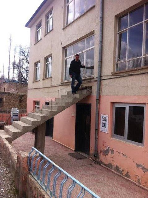 Karadeniz Blgesi'nde grmeye altmz olaylarn son rnei bu kez Kayseri'de yaand. Kayseri'nin Akkla ilesinde Hkmet Kona'na yaplan ek bina inaatnn ikinci katna kan merdivenler kapya deil pencereye kyor.