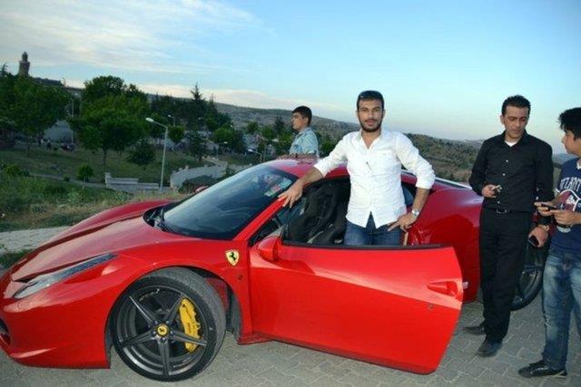 33 yandaki i adam Faruk Yldrm Almanya'dan memleketi Elaz'a Ferrari'siyle geldi. Tatilini geirdii Elaz'da Ferrari'yle  metrelik su borusunu tarken fotoraflanp sosyal medyaya atlmas sosyal medya da ilgi oda oldu.