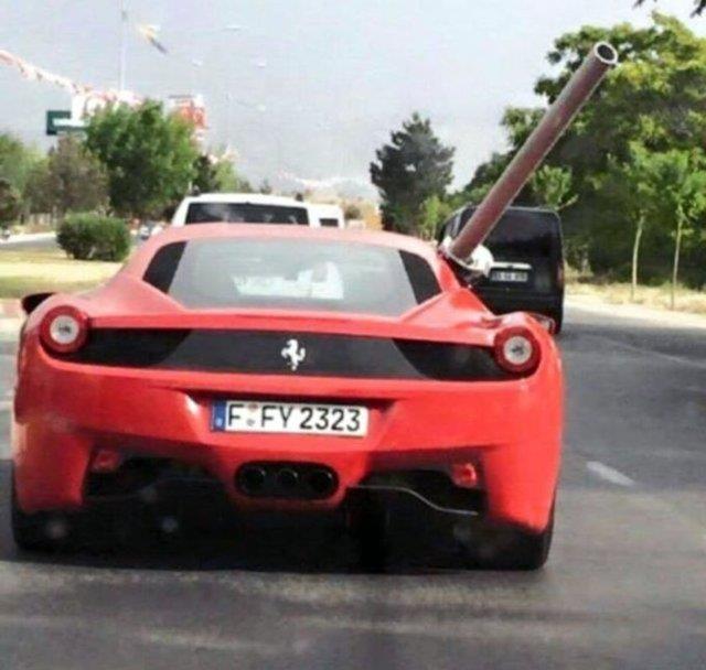 Elaz'da babasn krmayan i adam Faruk Yldrm, Ferrari marka lks otomobili ile boru tad.
