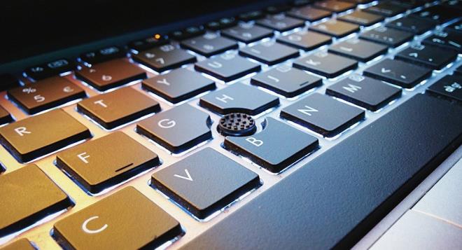 2 rgt yesi arasnda geen o konumalar yle:<p>    Zafer: Bu hafta yaklak 6 Krt kanal kapatld. Anlyorsun de mi?<br>  zlem: Anladm anladm. O zaman sava yakn.<br>  Zafer: Yani. Muhalif kanal kalmad. Daha ciddi bir ey var. Onu diyemem. Eer o balarsa ihtiyalarnz alp evinize girin. Ve kapnz srgleyin. Dar kmayn.