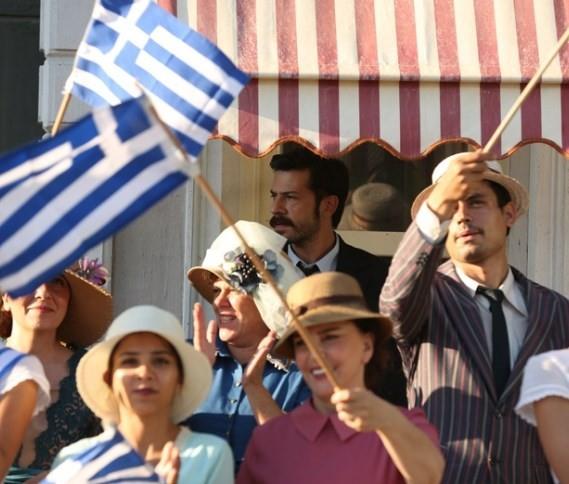 Azize her birinin dertleriyle uramaya alrken, zmir&#8217;in Yunanllar tarafndan igal edilecei haberi ile sarslrlar. Oysa bu igal onlara yllar nce kaybettikleri birini geri getirecektir. Ama hi ummadklar bir ekilde...