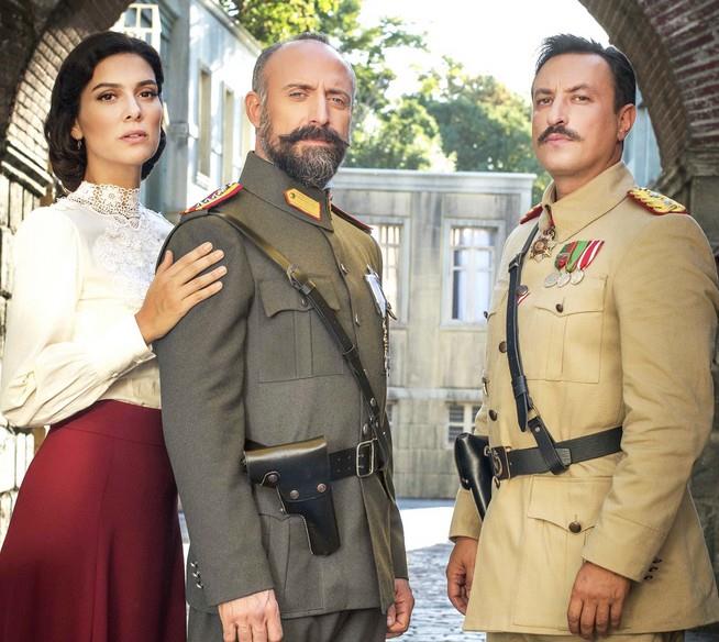 REYTNGLER MERAK KONUSU<p>    Vatanm Sensin kendine yayn gn olarak perembeyi seerken ilk gn reytingleri de merak konusu oldu. Byk bir bteye sahip olan dizi tutmazsa Halit Ergen iin kt bir srpriz olacak. Zira bugne kadar rol ald tm dnem dizileri iyi i yapt. Ancak bunda rol arkada olarak seilen kadn karakterler de etkiliydi. Ei Bergzar Korel'in varl ters etki yapabilir.