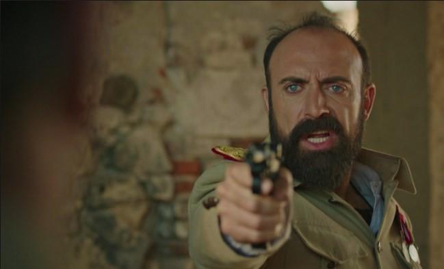 DZNN KADROSUNDA KMLER VAR?<p>    Halit Ergen einin srarlar sonucunda onunla kamera karsna geti. Dizide barol karakterini ei Bergzar Korel canlandryor.