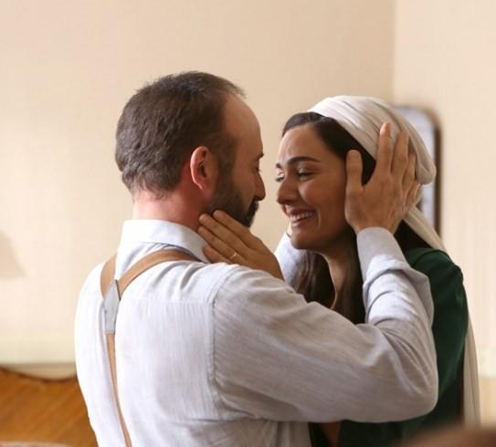 st ste malubiyetle biten savalardan yorgun dm bir milletin, en son ve en byk snavna hazrland 1919 senesinin bahar, Azize ve Cevdet'in de hayatlarnda yeni bir dnemi balatacaktr.