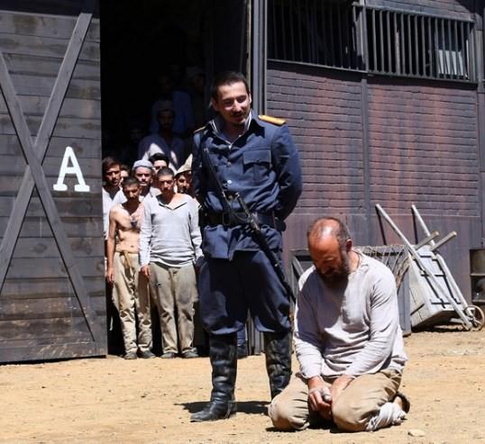 Grnr ve grnmez dmanlarn glgesinde, yollar tekrar kesiecek, hayatlar bu kesime yznden alt st olacaktr. Zaferler ve malubiyetler grecekler, ayrlklar ve kavumalar yaayacaklar, umudun ve buhrann ateiyle yanacak ve gerek sevginin, gerek vefann, gerek ihanetin ne olduunu reneceklerdir. Cevdet ve Azize'nin hikayesi, kllerinden doan yepyeni bir lkenin kaderiyle bir yazlacaktr.