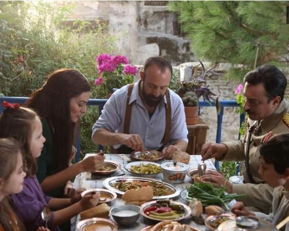 1919 ylnda, Yldz gzeller gzeli, gz ykseklerde bir gen kz, Hilal ise memleket sevdals mcadeleci bir gen kz olmutur. Ali Kemal ise gnlndeki ak acsyla ve kendisine dair rendii hazin srla yaamaya alan serseri bir mayn gibidir.