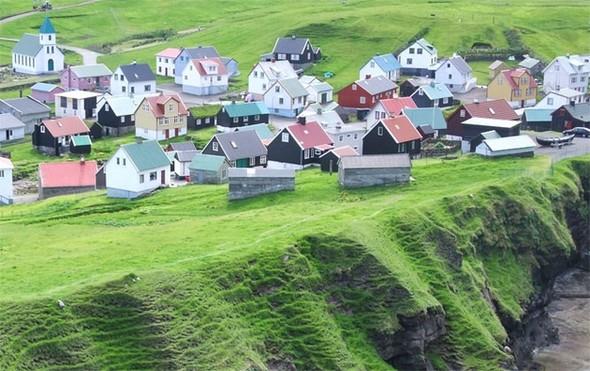 Birleik Krallk ile asker gvenlik antlamas olduundan NATO'ya ye.