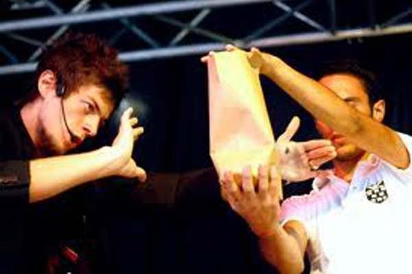 Fiyat 3 bin 795 dolar olan bu cihaz sayesinde fiziksel bir temas olmakszn istenen kelimeler kayt edilip rulo kada dklyor.