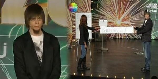 Ali Taran'dan ise elinde uak bileti olduunu hayal edip, biletteki uu saatini sylemesini istedi. Ali Taran 14.42 dedi..  <p>  Ardndan bir izleyiciye bir gazete verdi. Gazetenin bir sayfasn seip paralamasn istedi. Gazete kk paralara ayrlnca bir para setirdi. O paradan da bir kelime tutmasn istedi.