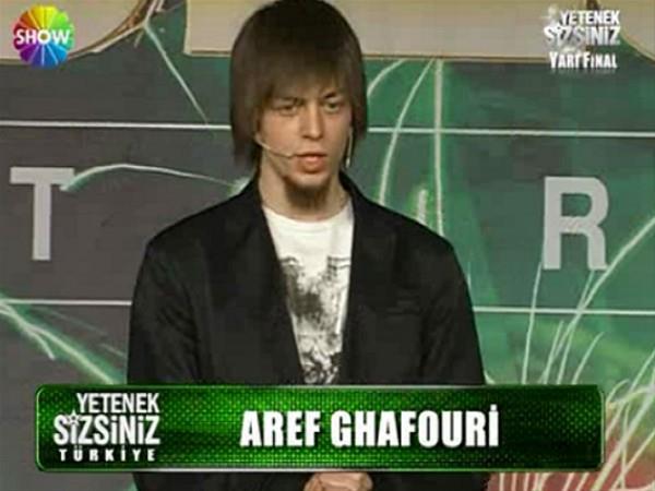 Ardndan gsterinin bandan itibaren tavanda asl olan kilitli kutuyu indirdi. Kutudan bir rulo kat kard. Kad atka stdyodan aknlk nidalar ykseldi. Katta BARBADOS... 11 E...... 14.52.... yazyordu. Ali Taran benimkini yanl bildi dedi, o anda kadn devamn at. yle yazyordu: UAINIZ 10 DAKKA RTARLI KALKTI.... Yani 14.42'yi de bilmiti.