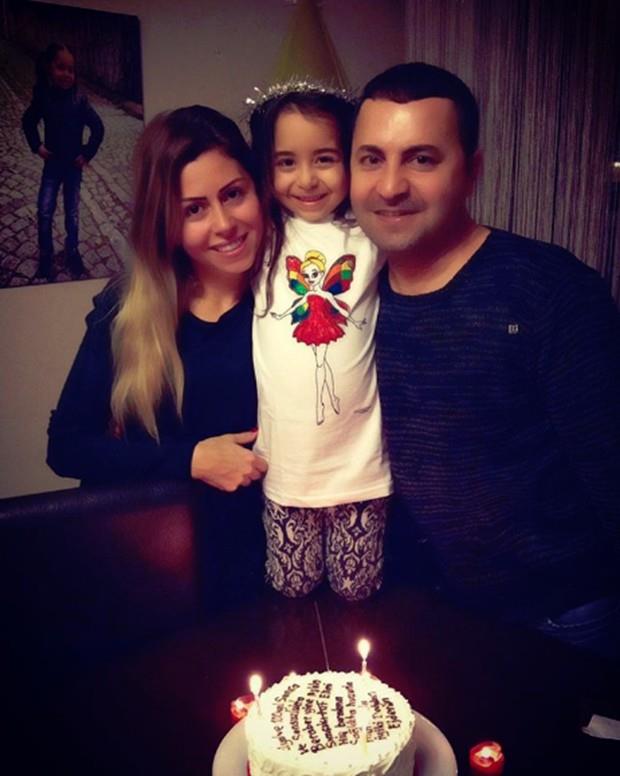 BABA MAKNE MHENDS  <p>  Beren Gkyldz'n babas makine mhendisi annesi ise insan kaynaklar blmnde alyor.