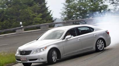 AN FREN YAPMAYIN<p>  Ani frenlemelerden kanmak iin duraklama zamanlarn iyi takip edin. Hzl manevralar ve ani frenlemeler yapmak gibi agresif sr tarz yumuak birsrten %20 daha fazla yakt tketimi ile sonulanabilir.