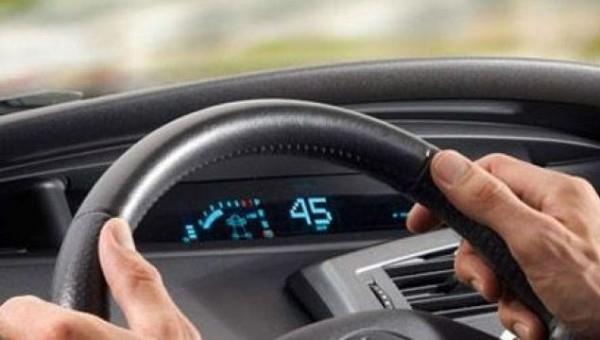 MMKN OLAN EN YKSEK VTESLE LERLEYN<p>  Otomobiller mmkn olan en dk viteste kalk iin tasarlanmaktadt. Ancak belirli bir hzda mmkn olan en yksek viteste kullanmak yakt tasarrufunuzu arttrabilir. Dk viteslerde seyretmek yakt tketiminizi arttrabilir. Gvenli olduu srece daima daha yksek vitese gein.