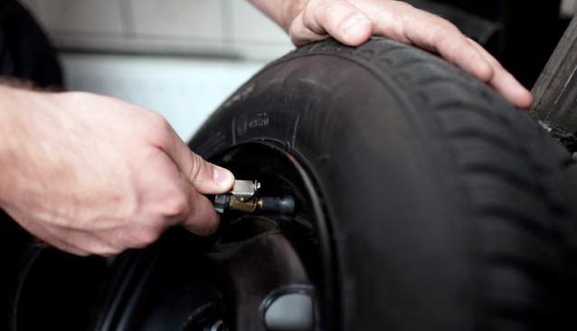 LASTKLERNZ DORU RN<p>  Yetersiz hava basnc ile iirilmi lastikler daha fazla yuvarlanma direncine sahip olur, yuvarlanmak iin daha fazla enerji gerektirir ve bu da daha yksek yakt tketimi ile sonulanr. Janta gevek birekilde monte edilen lastikler zaman iinde hava basnc kayb gsterir, bu nedenle hava basncnn dzenli olarak kontrol edilmesi ve klavuzuna gre lastiin doru hava basnc ile iirilmesi salanmaldr.