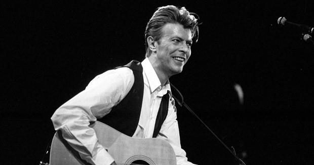 DAVID BOWIE  Dünyaca ünlü şarkıcı David Bowie, kansere yenik düşerek yaşam veda etti.