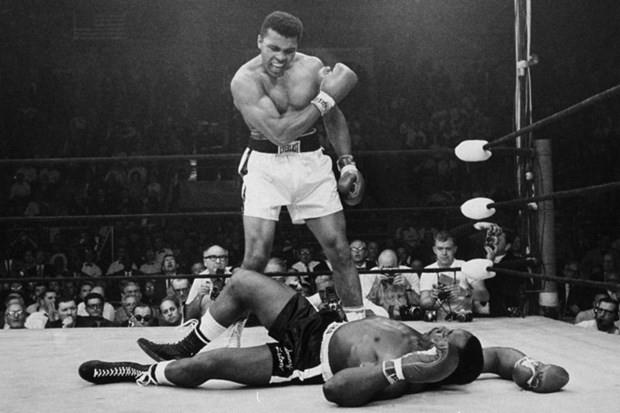 MUHAMMED ALİ  ABD'li efsanevi boksör eski ağır sıklet dünya şampiyonu Muhammed Ali 74 yaşında hayatını kaybetti. Muhammed Ali, 1984 yılından beri Parkinson hastalığı ile mücadele ediyordu.