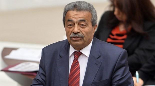 KAMER GENÇ  Türk siyasetinin en renkli isimlerinden Kamer Genç, kansere yenik düştü. Genç, 76 yaşındaydı.