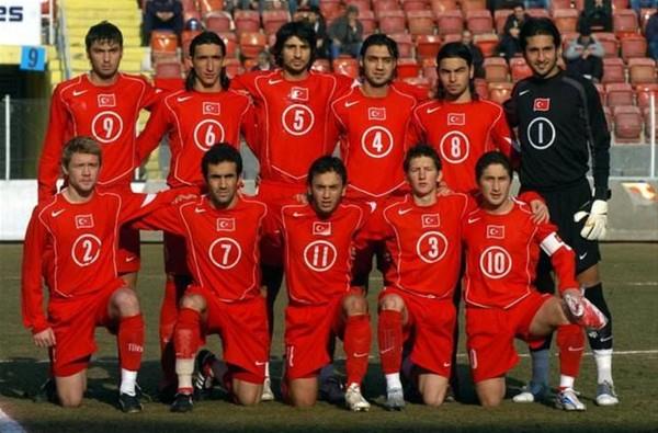 SOLDAN SAA: BURAK YILMAZ, MEHMET TOPAL, CAN ARAT, BEKIR IRTEGUN, SELCUK INAN, KALECI VOLKAN BABACAN. OTURANLAR SOLDAN SAGA: UGUR UCAR, MEHMET CAKIR, OLCAN ADIN, FERHAT OZTORUN, KAPTAN SABRI SARIOGLU.