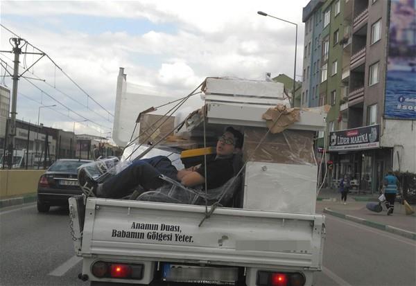 Bursa'da, st ak kamyonete yklenen eyalarn zerine oturan gencin yapt tehlikeli yolculuk, grenleri korkuttu.   Arkasnda, 'Anamn duas, babamn glgesi yeter' yazl kamyonete yklenen eyalarn zerine oturan 17-18 yandaki bir kiinin adeta lme meydan okurcasna yapt yolcululuu grenler, "nsan hayat bu kadar da basit olamaz. Birileri, hem tehlikeli yolculuk yaptryor, hem de o aracn arkasna, 'Annemin duas, babamn glgesi yeter" diye yazyor. Ve o ara ehir iersinde yk tayor" diye konutu. DHA