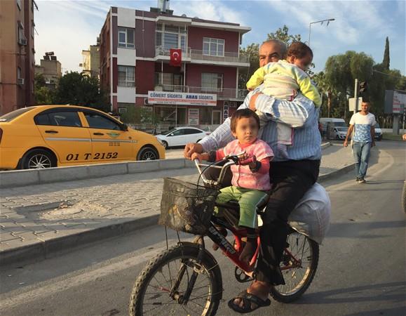 Adana&#8217;da 2 kk ocukla bisiklet kullanan adam, grenleri hayrete drd.