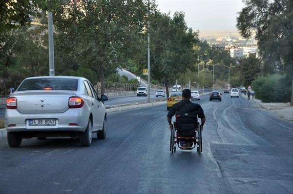zmir'in ili ilesinde, tekerlekli sandalye ile rampa aa yaklak 60 kilometre hzla ile giden engelli vatanda, grenleri akna evirdi.