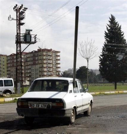 Siverek ile merkezine ilerleyen ad renilemeyen src, birka metre uzunluundaki demir boruyu otomobilinin arka camndan dar kararak tad.    Otomobilin camndan kan metrelerce uzunluundaki boru trafikteki srcleri ve vatandalar akna uratt. Ad renilemeyen src ise akn baklara ve trafikte oluturduu tehlikeye aldr etmeden yoluna devam etti.