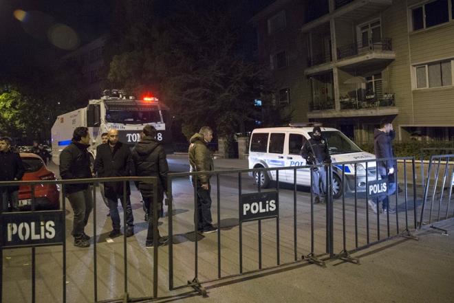 Demokratik Toplum Kongresi (DTK), KCK ve 6-8 Ekim olaylarna ynelik soruturmalar kapsamnda ifade vermeye gitmedikleri iin aralarnda HDP E Genel Bakanlar Selahattin Demirta ve Figen Yksekda'n da bulunduu 11 milletvekili gzaltna alnd.