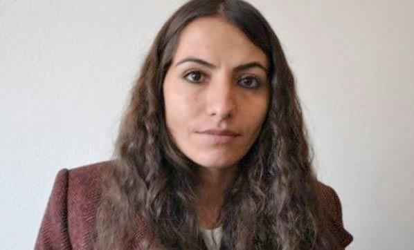 Hakknda yakalama karar bulunan ve yurt dnda olduu belirlenen HDP Van Milletvekili Tuba Hezer ztrk: Terr rgt propagandas yapmak, halk kin ve dmanla alenen tahrik, suu ve suluyu vmek.  <p> te yandan, Hezer, 28 Austos'ta Tunceli'nin Nazmiye ilesinde bir polisin ehit edildii saldrnn ardndan kan atmada l ele geirilen terr rgt mensubu Sdka Yldz'n, Van'n Bakale ilesinde dzenlenen cenaze trenine katlarak, tabutunu tamt. Hezer, ayrca 17 ubat'ta Ankara Merasim Sokak'ta asker ve 29 sivilin ehit olduu bombal terr saldrsn dzenleyen canl bomba Abdulbaki Smer iin kurulan szde taziye adrn ziyaret etmiti.