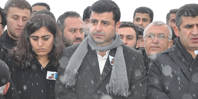 HDP E Genel Bakan Selahattin Demirta: Su ilemek amacyla rgt kurmak, terr rgt yesi olmak, silahl terr rgtne ye olmak, rgt adna su ilemek, Trkiye Cumhuriyeti'ni alenen aalamak, terr rgt propagandas yapmak, Trk milletini, Cumhuriyet'i ve TBMM'yi alenen aalamak, Cumhurbakan'na hakaret, devletin askeri ve emniyet tekilatn alenen aalamak, terr rgt PKK propagandas yapmak, halk kin ve dmanla tahrik etmek, kamu grevlisine grevinden dolay hakaret, 298 sayl Seimlerin Temel Hkmleri ve Semen Ktkleri Hakknda Kanun'a muhalefet, rgte bilerek ve isteyerek yardm etmek, 2911 sayl Toplant ve Gsteri Yryleri Kanunu'na muhalefet, hakaret, su ilemeye alenen tahrik, kanunlara uymamaya tahrik, kamu grevlisinin aleyhine iftira, su ilemeye tahrik ve su ilemeye azmettirme, devletin birliini ve btnln bozmaya teebbs.