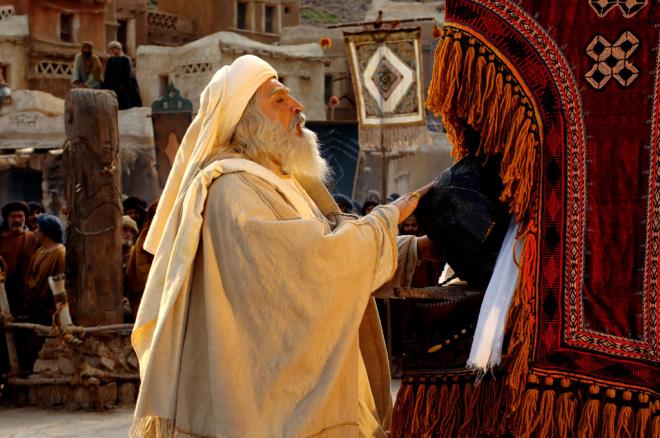 3- Filmde z annesi Hz. Amine ile st annesi Hz. Halime arasnda yetimlik ve kszl paylaan -masum ocuk- temas gl ekilde ilenmi. Hasret duyan iki anne slam Peygamberinin ocukluunu sevdirmede arpc olmu bence.