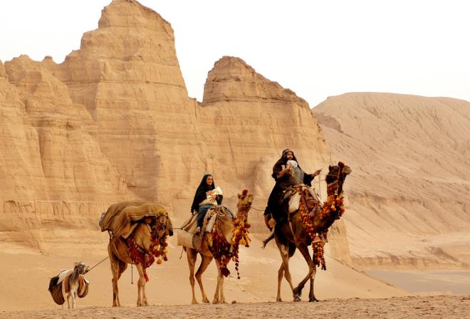 2- Dinler aras diyalogda kullanlan ayetler var diye, diyalog sunuluyor demek ok makul grlmyor. Bu ayetler istismar ediliyor diye ayetleri hi kullanmayacak myz? nemli olan insanlar slam'a arrken Hz. Muhammed'in (s.a.v.) Peygamberliini deklare etmektir. Bu da verilmi filmde.