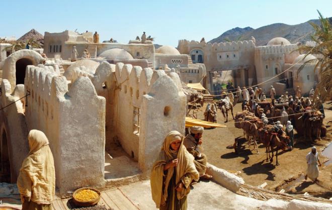 4- Gerek Yahudi hahamlarnn, gerekse de Hristiyan din adamlarnn kitaplarndan pasajlar okuyarak Hz. Peygamber'in (s.a.v.) son eli olduu vurgusunu gl ekilde yapmalar bat leminde slam'n lehine yazlacak bir form gibi grnyor. Yahudiliin ve Hristiyanln mjdeledii son elinin, srtnda mhr olan bu ocuk olduu vurgusu hem fkeleri ve hem de sayglar harmanlanarak verilmi.