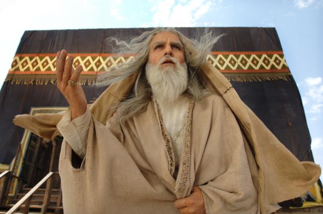 Filmin yorumu  <p>    ncelikle unu syleyelim. Film grsellik itibariyle ok gl bir teknikle hazrlanm. Dier hususlardaki tenkitlere ise yle cevap verilebilir:  <p>    1- Efendimiz'in (s.a.v.) yznn gsterilmemesi hassasiyetine katlyorum. Ancak imdi yz gsterilmemesine ramen sert eletiri yapanlar, Hz. Yusuf, Hz. mer, Hz. Hamza, Hz. Ali, Hz. sa, Hz. Nuh, Hz. Musa'nn yzleri gsterildiinde neden eletirilerde bulunmadlar. Bu ifte standart gibi grnyor. Hz. Peygamber'in (s.a.v.) hi gsterilmeden bu film evrilebilir miydi bilmiyorum. Ama keke mmkn olsayd.