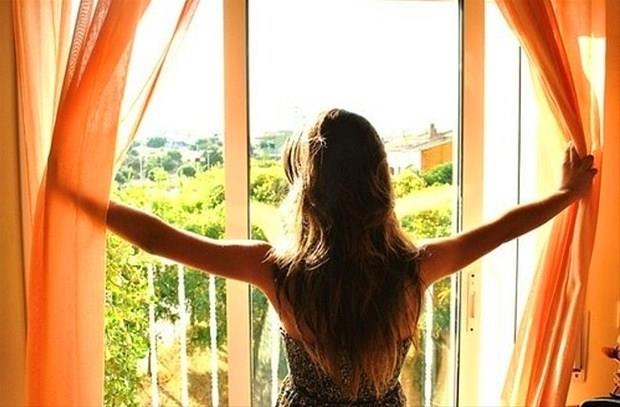 1. Sabah saatlerinde perdelerinizi an ve panjurlarnz kaldrn. Bylece gn  ieri girerek havay stabilir.  <p>  Pencere camlar gn nn ieri girmesine bir engel oluturmaz ama geri kmasna oluturur. Yani odanza giren gn  orada kalr ve dar kamaz. Ik haliyle sya dnr ve ortam snr. BEDAVA s.