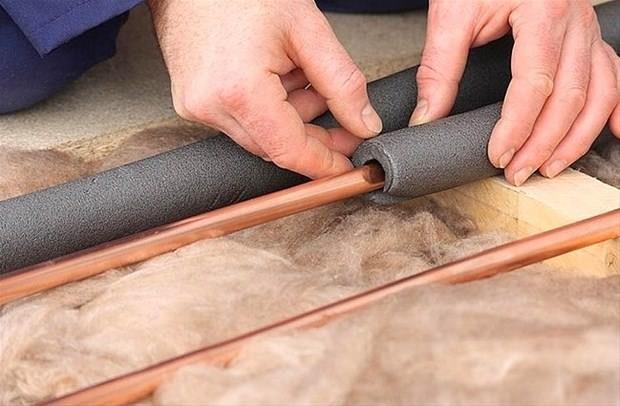 14. Scak su borularnza yaltm uygulayn.<p>    Scak su borularnza yaltm uygulayarak s kaybnn nne geebilirsiniz. Bylece stcnz daha dk seviyede kullanarak paradan tasarruf etmi olursunuz. Ayrca, scak suya ihtiyacnz olduunda suyun snmas iin uzun bir sre beklemek zorunda da kalmazsnz.