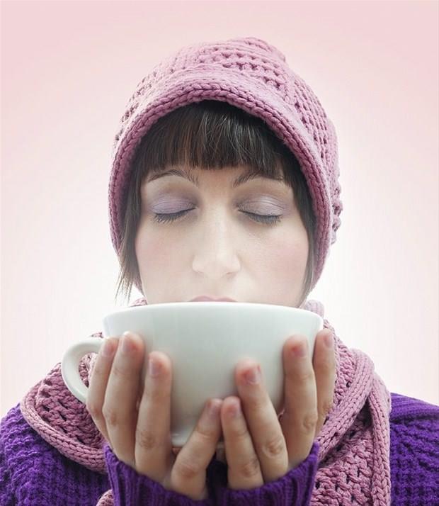 18. Skca giyindikten sonra scak bir eyler iin.  <br>  ay iin, kahve iin, scak ikolata iin, orba iin... Ama iin bir eyler! Bylelikle vcut snz arttrrsnz ve stcnzn derecesini ykseltmeye gerek kalmaz.